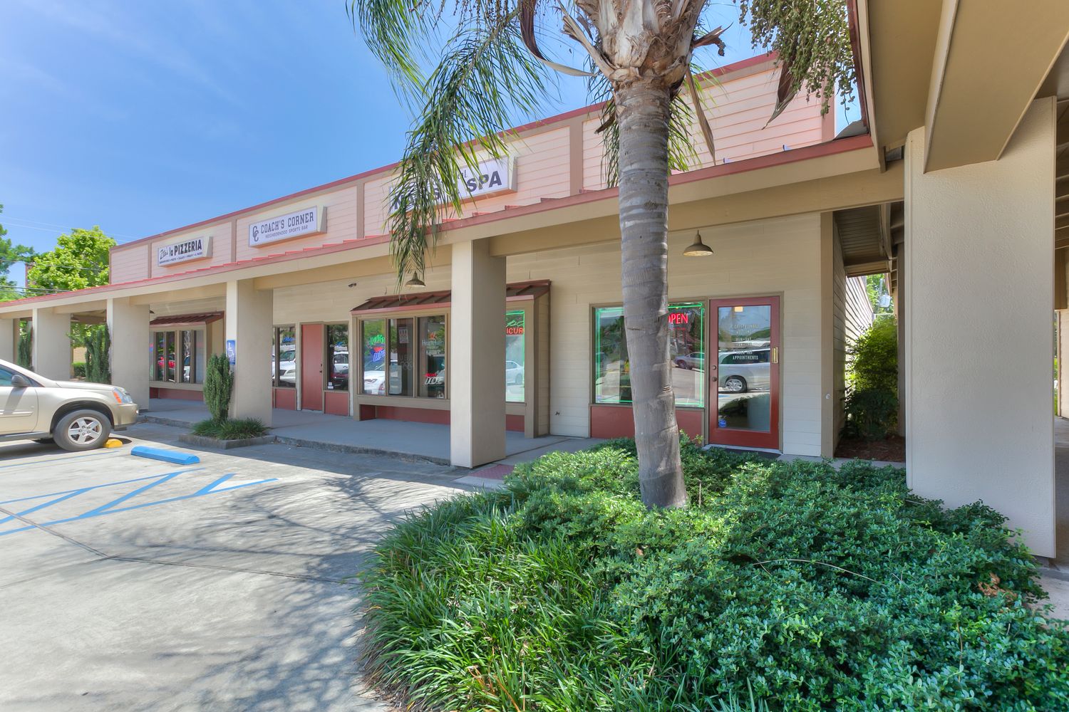 Frenchman's Creek Shopping Center: 2221 Transcontinental Dr, Metairie, LA 70001